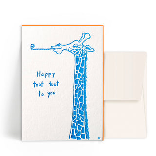 Karte aus dickem Karton mit Farbschnittkante orange, darauf eine Giraffe mit Tröte und Schriftzug Happy toot toot to you