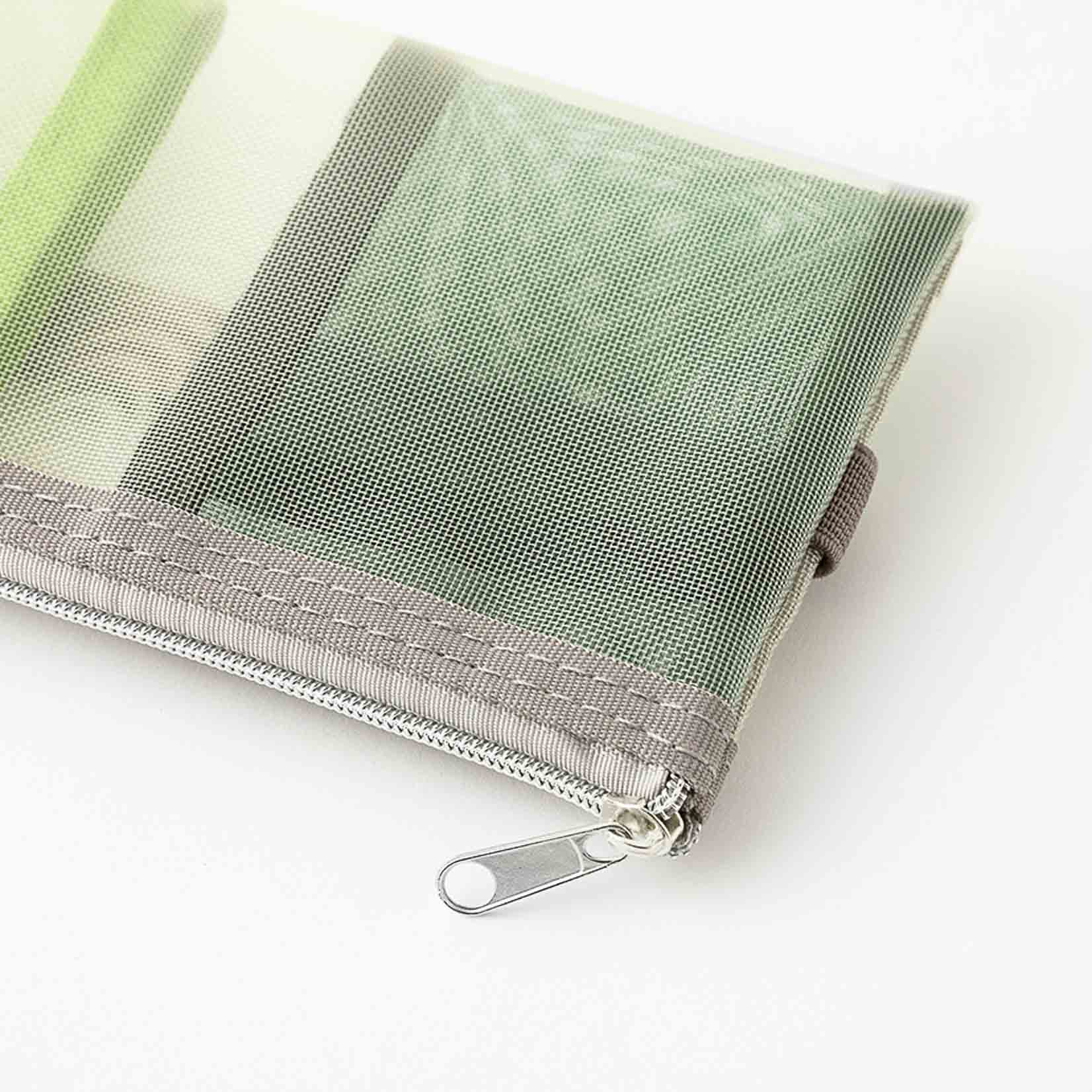 Kleine Tasche aus durchsichtigem Netzgewebe für Stifte und Kleinteile mit Gummiband zur Befestigung an einem Notizbuch oder Kalender, Detailansicht mit Reißverschluss
