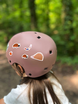 Kinder verzieren gerne ihre Fahrradhelme.