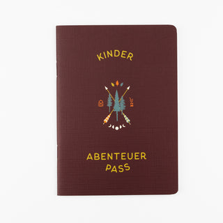 Die Hülle des Abenteuer Pass für Kinder hat eine Leinenstruktur wie ein echter Reisepass.