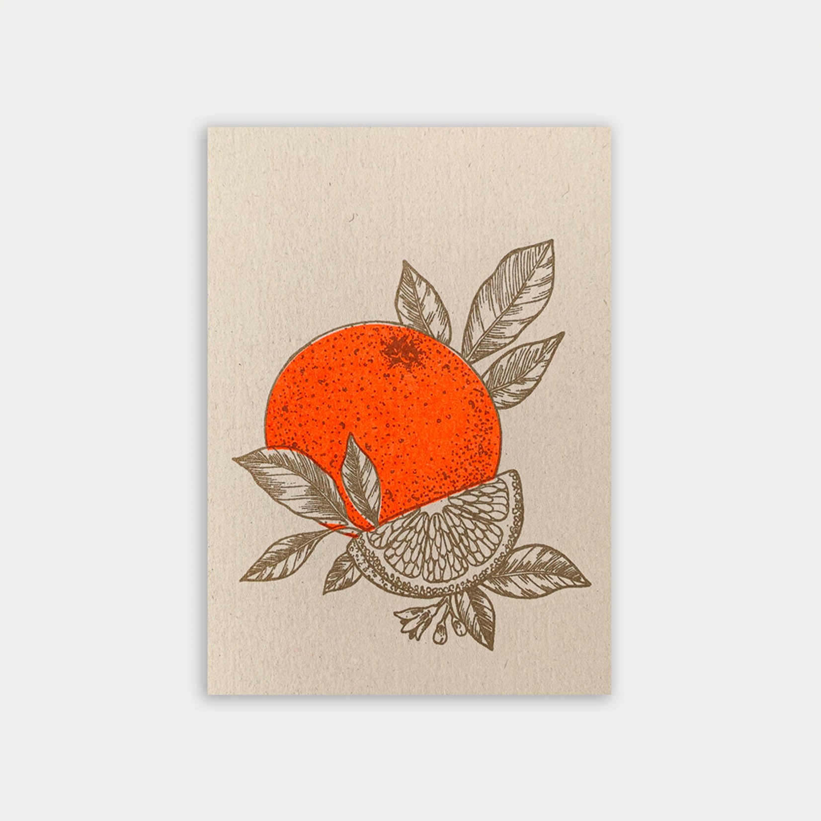 Postkarte aus Naturpapier mit Orange in Neonorange und Blättern in Gold, gedruckt mit Risografie