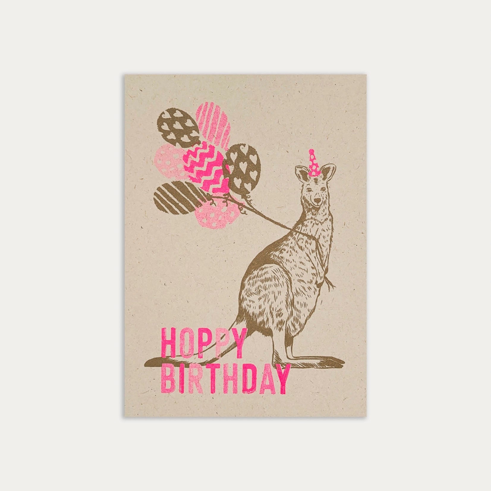 Postkarte aus Naturkarton mit Kaenguruh, das Luftballons trägt, und Schriftzug Hoppy BirthdayTogethery Karte Postkarte Risographie Riso Druck vegan Fluo Pink Känguru Happy Birthday